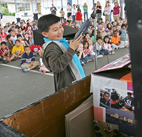 Panther Lake’s Jeffrey Nakamura placed a laptop into the 2009 time capsule for Eric Behrens’ third-fourth grade class.