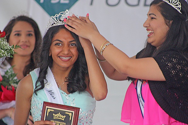 Kajal Sabhaya accepts the Miss Cornucopia 2015 crown from past queen Mithula Rarmal