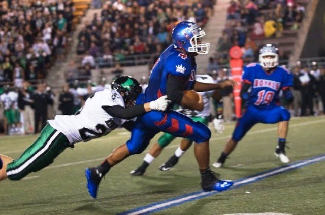 Kent-Meridian quarterback Quincy Carter races into the open field against Kentwood.