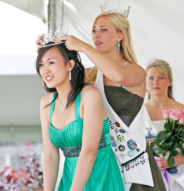 Tina Chen is crowned Miss Cornucopia 2011 by Lauren Vermilion