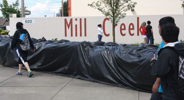 The Kent School District plans to remove sandbags from around Mill Creek Middle School and two elementary schools this summer now that the Green River flood threat has lessened.