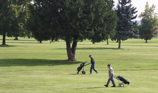 The city of Kent might sell its Riverbend par 3 golf course to a developer to get rid of golf course debt and pay for improvements to the 18-hole course.