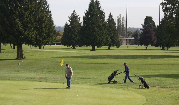 The Kent City Council agreed Tuesday to try to sell the city's par 3 golf course property to a developer.
