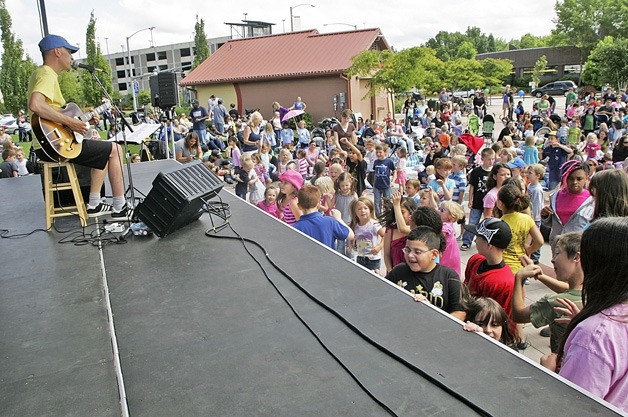 Caspar Babypants entertained a full plaza of parents and kids with his sing along rock and roll mix of music. Wednesday