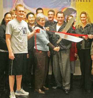 Mayor Suzette Cooke and LA Fitness General Manager Tab Birdsell cut the ribbon at the Kent’s LA Fitness
