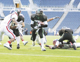 Kentwood’s Darrius Coleman (middle) had plenty of run to room on Saturday against Kennedy