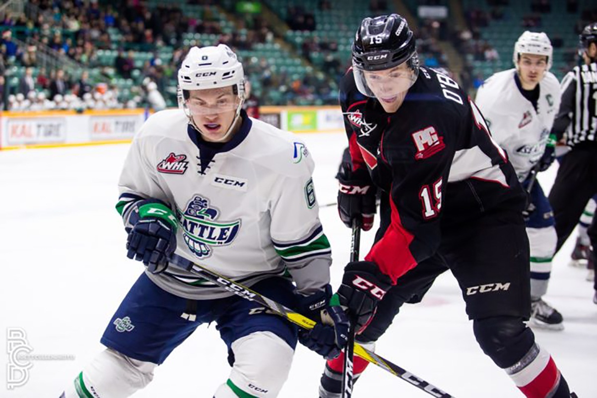 The Thunderbirds’ Scott Eansor and the Cougars’ Brogan O’Brien battle for position during WHL action Friday night. COURTESY PHOTO, Brett Cullen