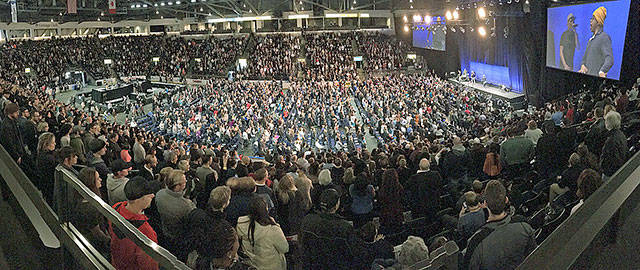 Sellout crowd packs Kent’s ShoWare Center to hear Tony Robbins