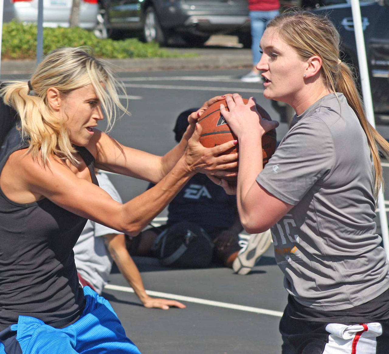Maple Valley’s Julie Anderson, left, of Still Ball’n, and Auburn’s Tera McCann-Soushek, of West Coast Hustlers, tangle for the ball during adult female division play. MARK KLAAS, Auburn Reporter