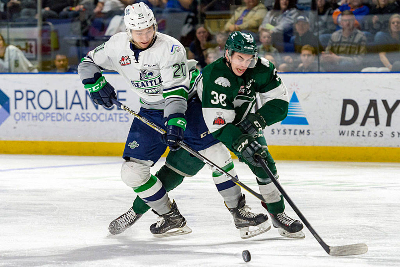 The Thunderbirds’ Zack Andrusiak, left, and the Silvertips’ Kevin Davis battle for the puck during a March 10 meeting at the accesso ShoWare Center. The Silvertips prevailed 3-2. COURTESY PHOTO, Brian Liesse, T-Birds