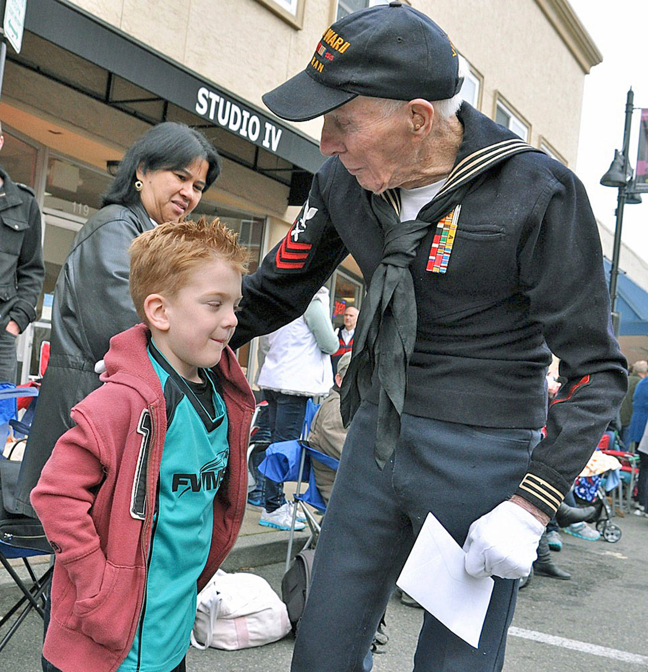Navy veteran Don Hanson stops to talk to Haakon Aegerter as he walks down Main Street during Auburn’s Veterans Day Parade in 2013. Hanson died Nov. 3 at age 96. RACHEL CIAMPI, Auburn Reporter