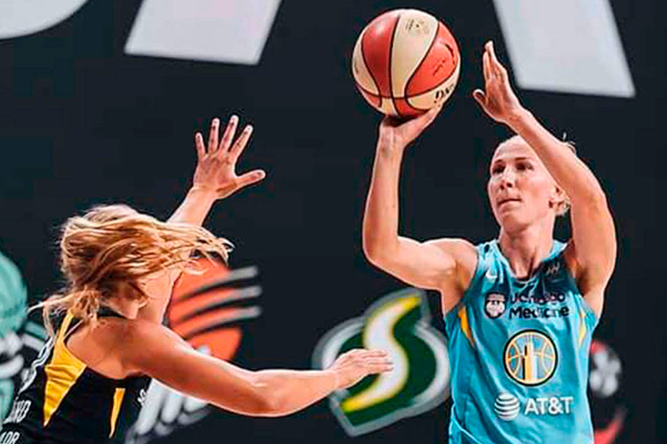 Former Kentwood High star Vandersloot sets WNBA assist record with 18 in a game