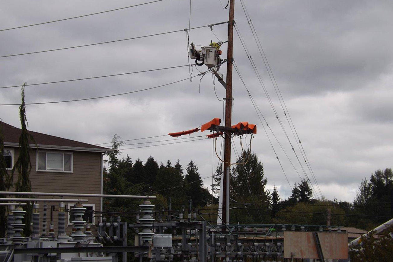 PSE workers rebuild circuit 27 in North Kenmore. Photo courtesy of Puget Sound Energy.