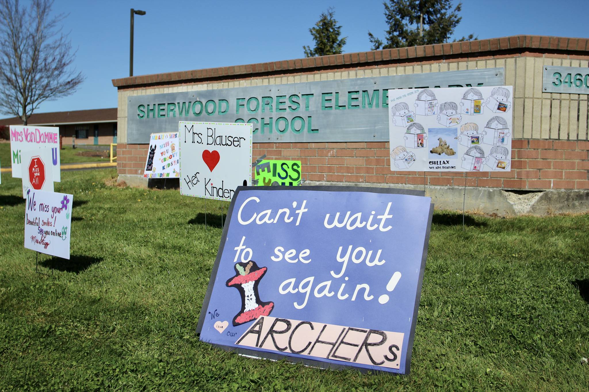 Teachers placed signs in front of Sherwood Forest Elementary School in Federal Way for students in April 2020. Olivia Sullivan/the Mirror