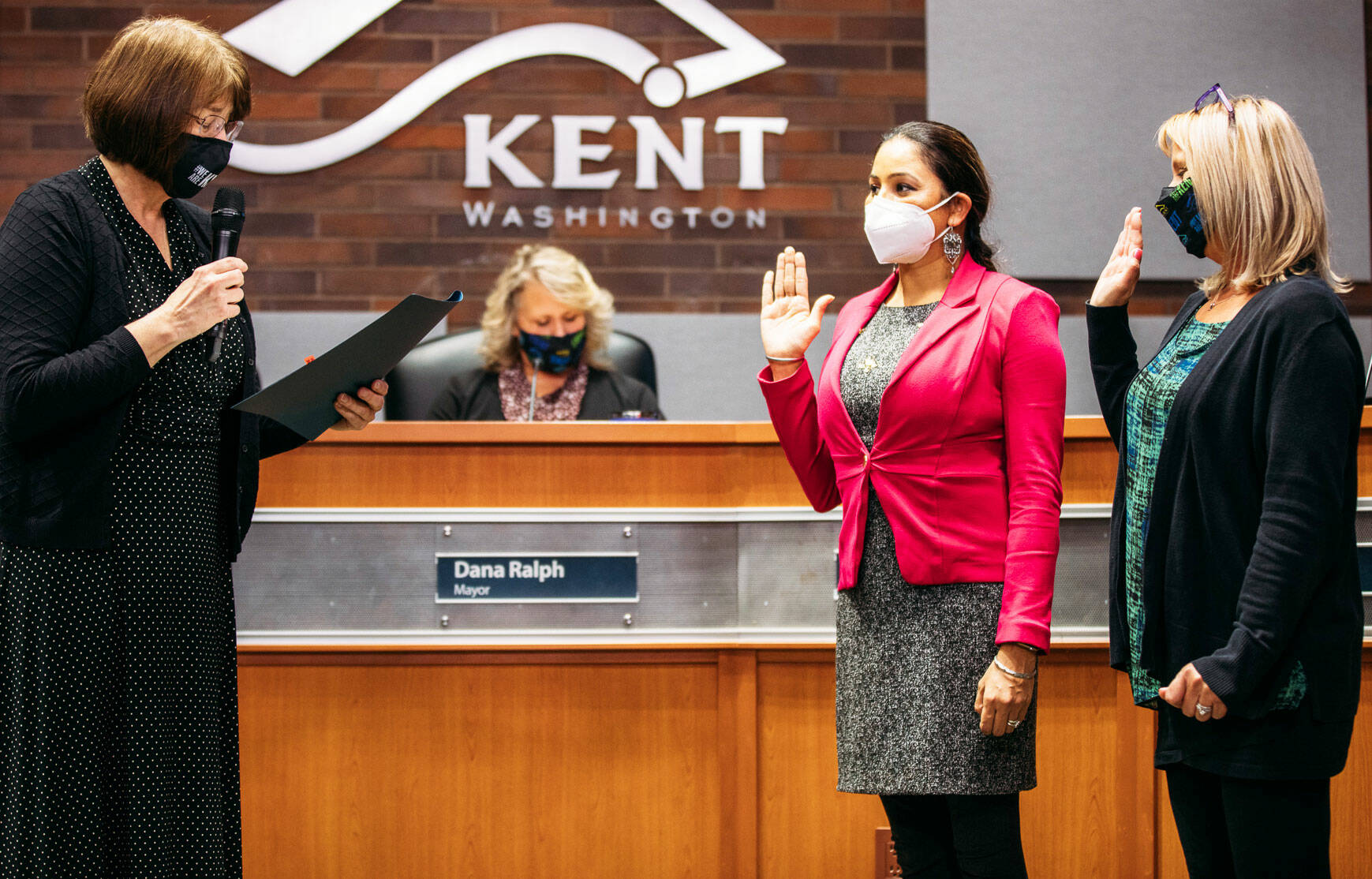 City clerk Kim Komoto swears in City Council members Satwinder Kaur and Toni Troutner, far right, at the Jan. 4 council meeting. COURTESY PHOTO, City of Kent