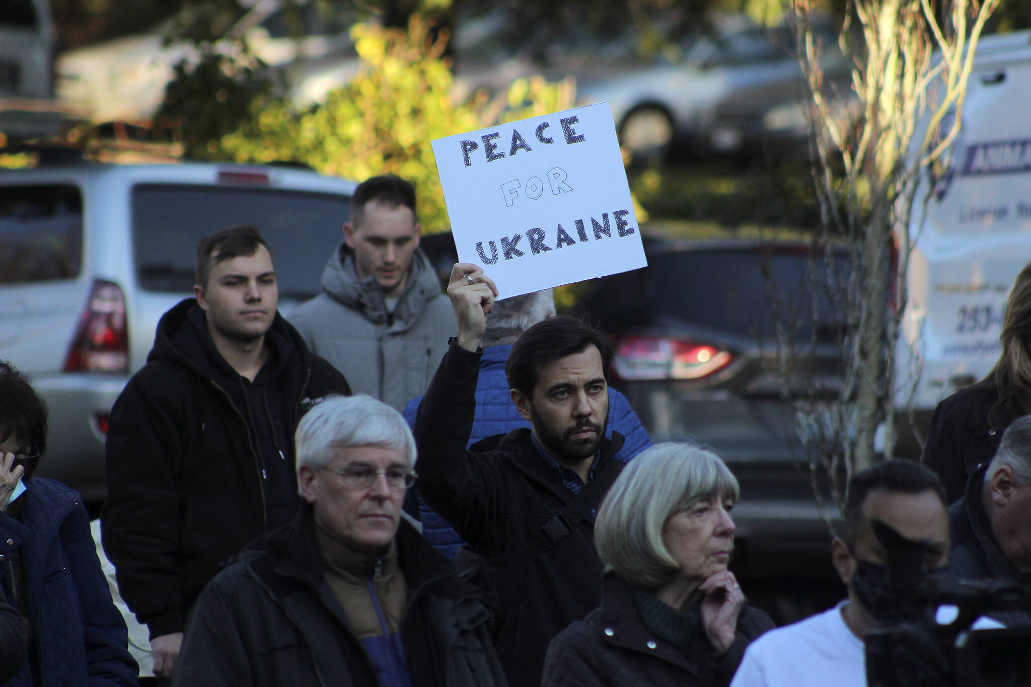 Igor Soloydenko, who said he identifies as Russian, holds a sign urging “Peace for Ukraine.” Soloydenko said “… there’s just so much shame. I feel helpless in the way I cannot change anything in my home country. It was unimaginable that Russia would do such a thing.” Olivia Sullivan/the Mirror