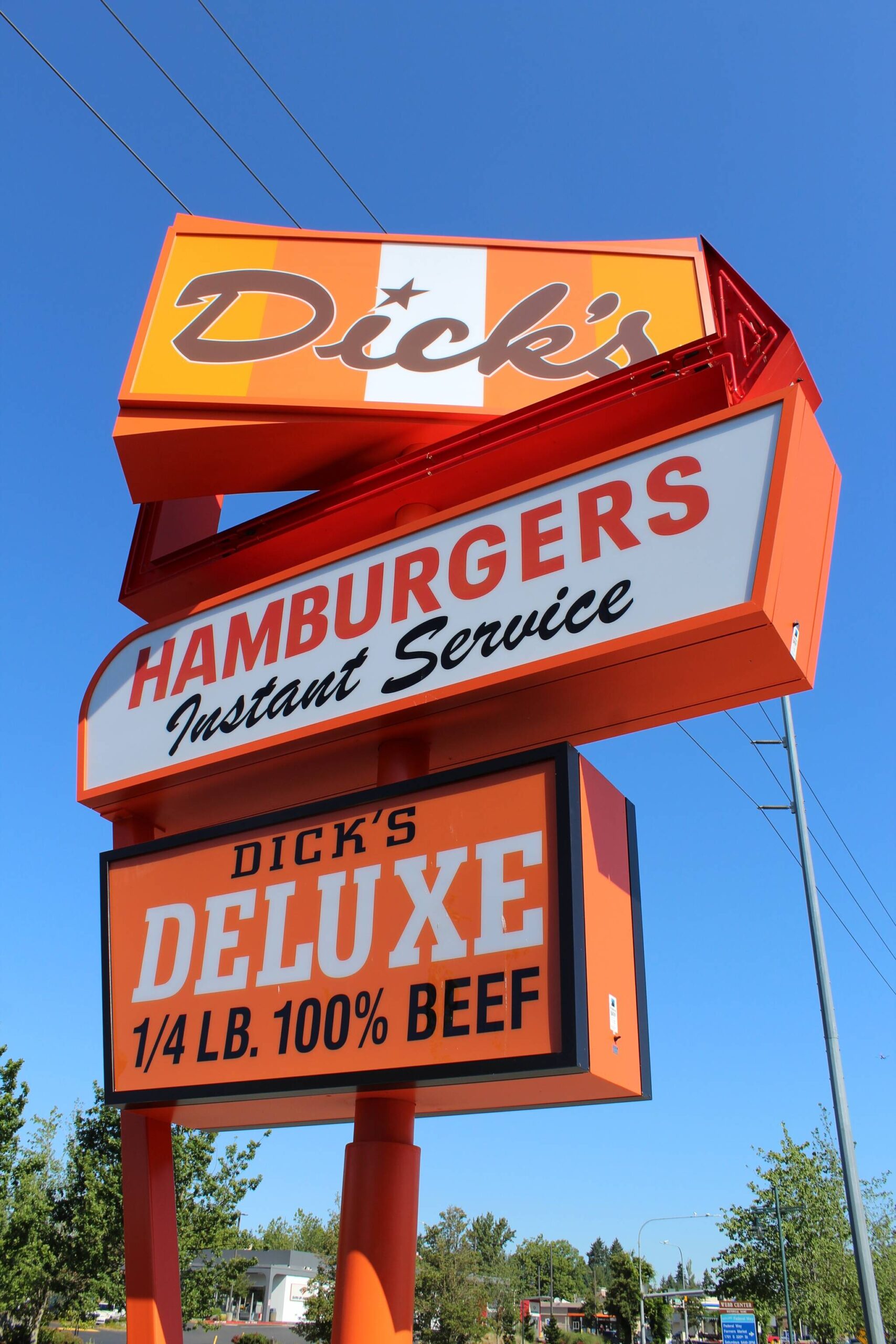 The top sign at the new Federal Way Dick’s Drive-In spins, greeting drivers on Pacific Highway. (Alex Bruell / The Mirror)