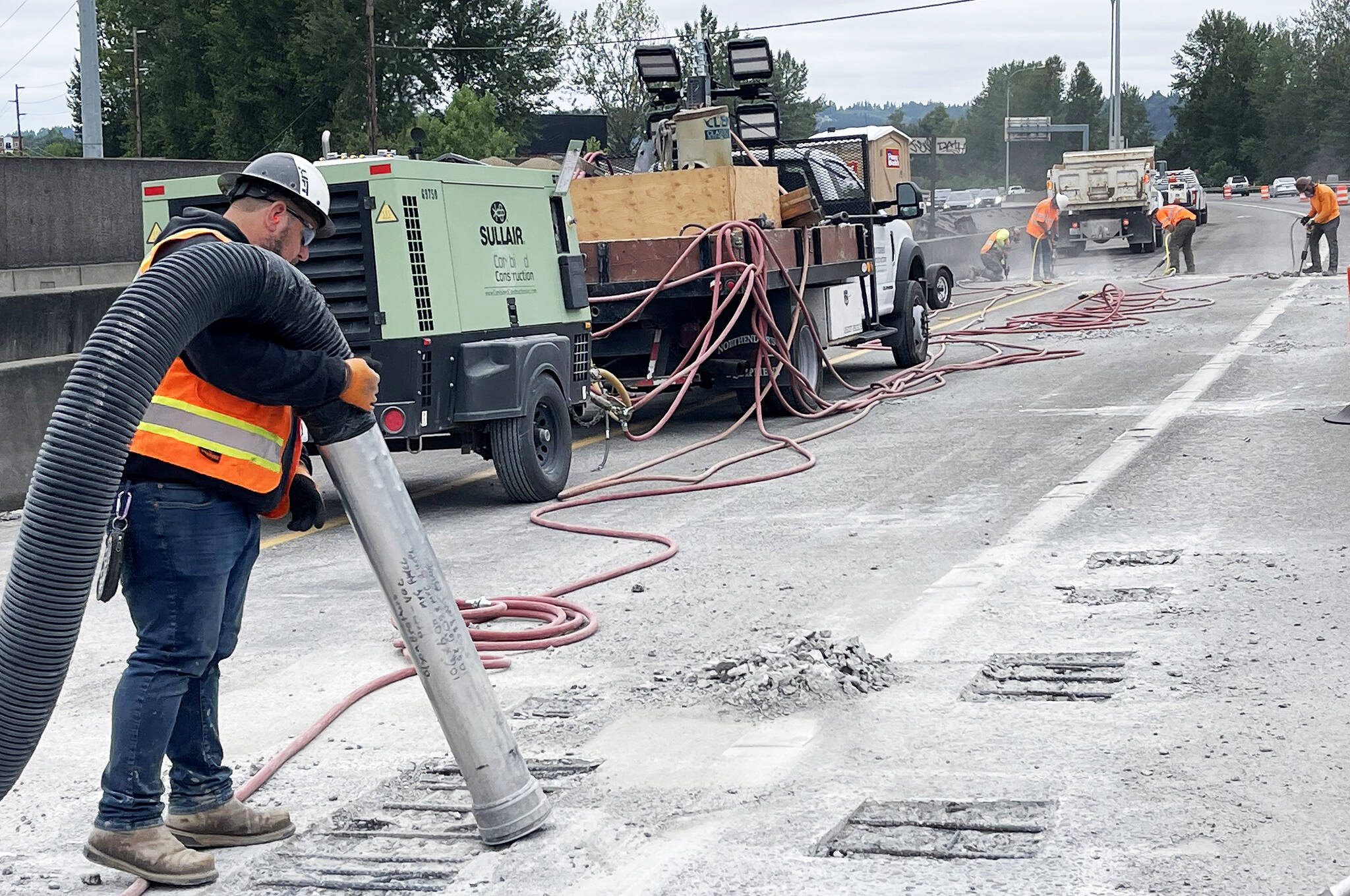 Crews work on southbound SR 167 just north of SR 516/Willis Street in Kent to repair the concrete and create a smooth driving surface on the bridge deck. COURTESY PHOTO, WSDOT