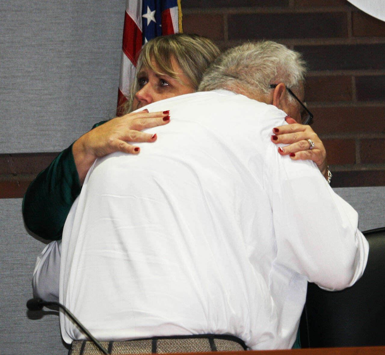 Les Thomas and Mayor Dana Ralph share a special moment. STEVE HUNTER, Kent Reporter