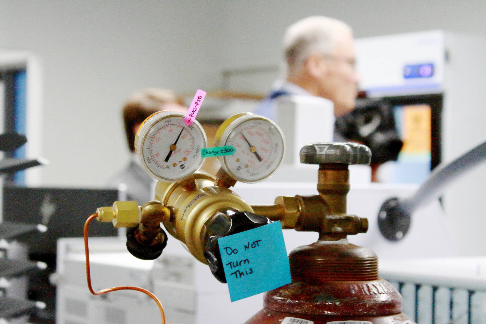 A sticky note reminds the visiting guests not to touch any equipment or turn any knobs during the toxicology lab tour. Photo by Keelin Everly-Lang / The Reporter