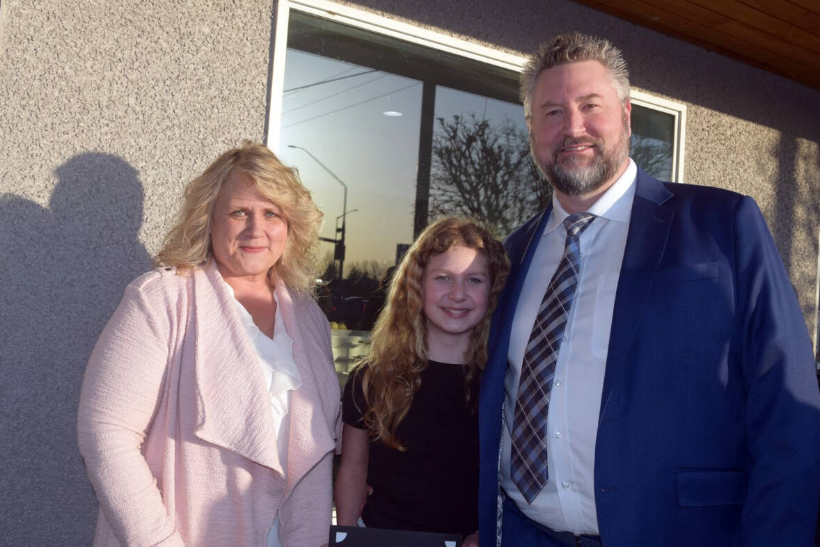 From left to right: Mayor Dana Ralph, Robert Iddins’ daughter, and Robert Iddins.