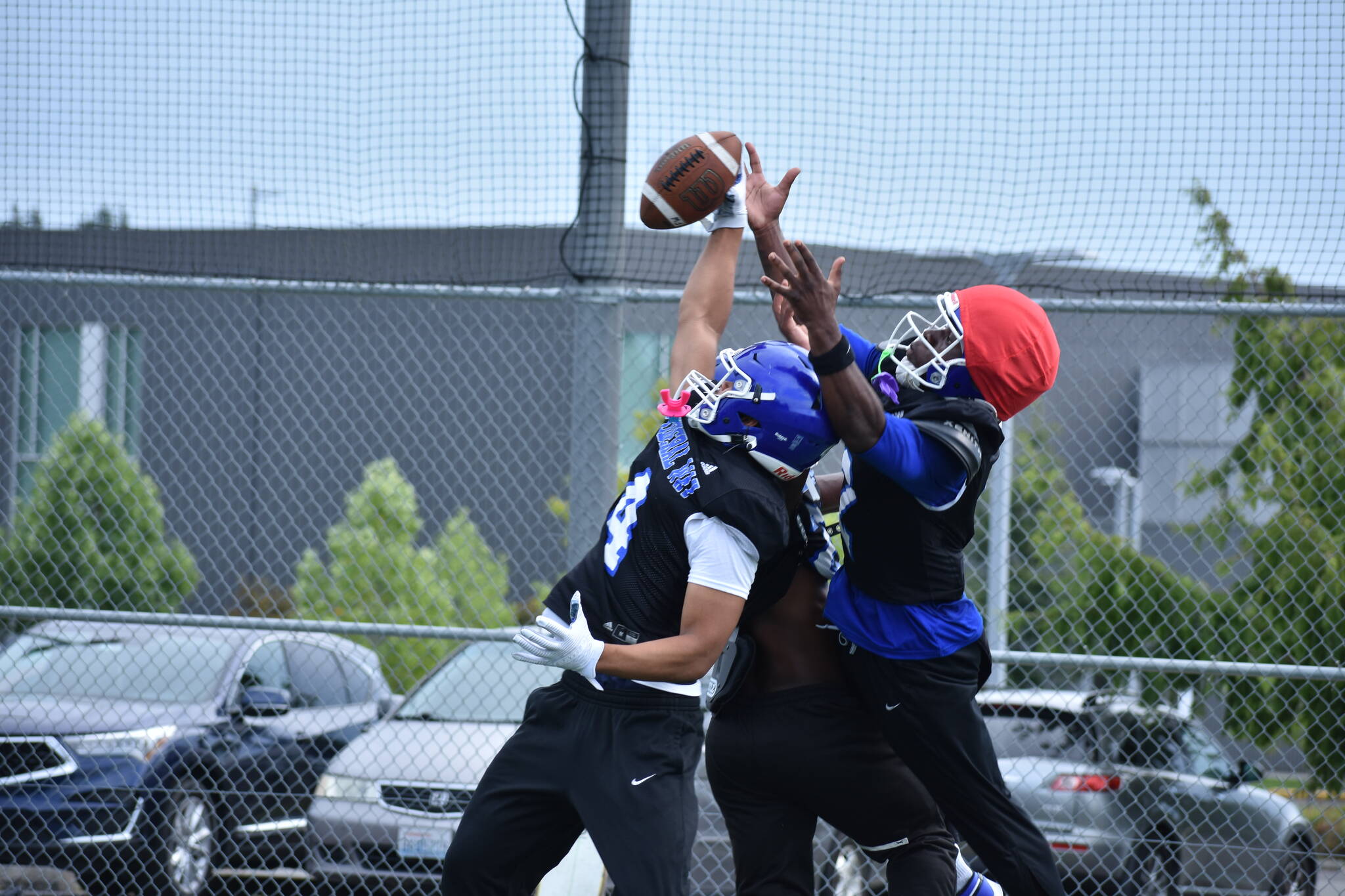 Miles Fuavai makes a one-handed interception during practice. Ben Ray / The Mirror