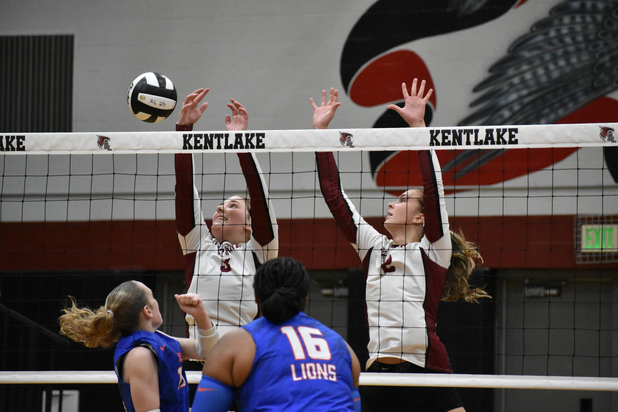 Addison Edwards (left) goes up with teammate Matteo Finseth (right) for the block. Ben Ray / The Reporter