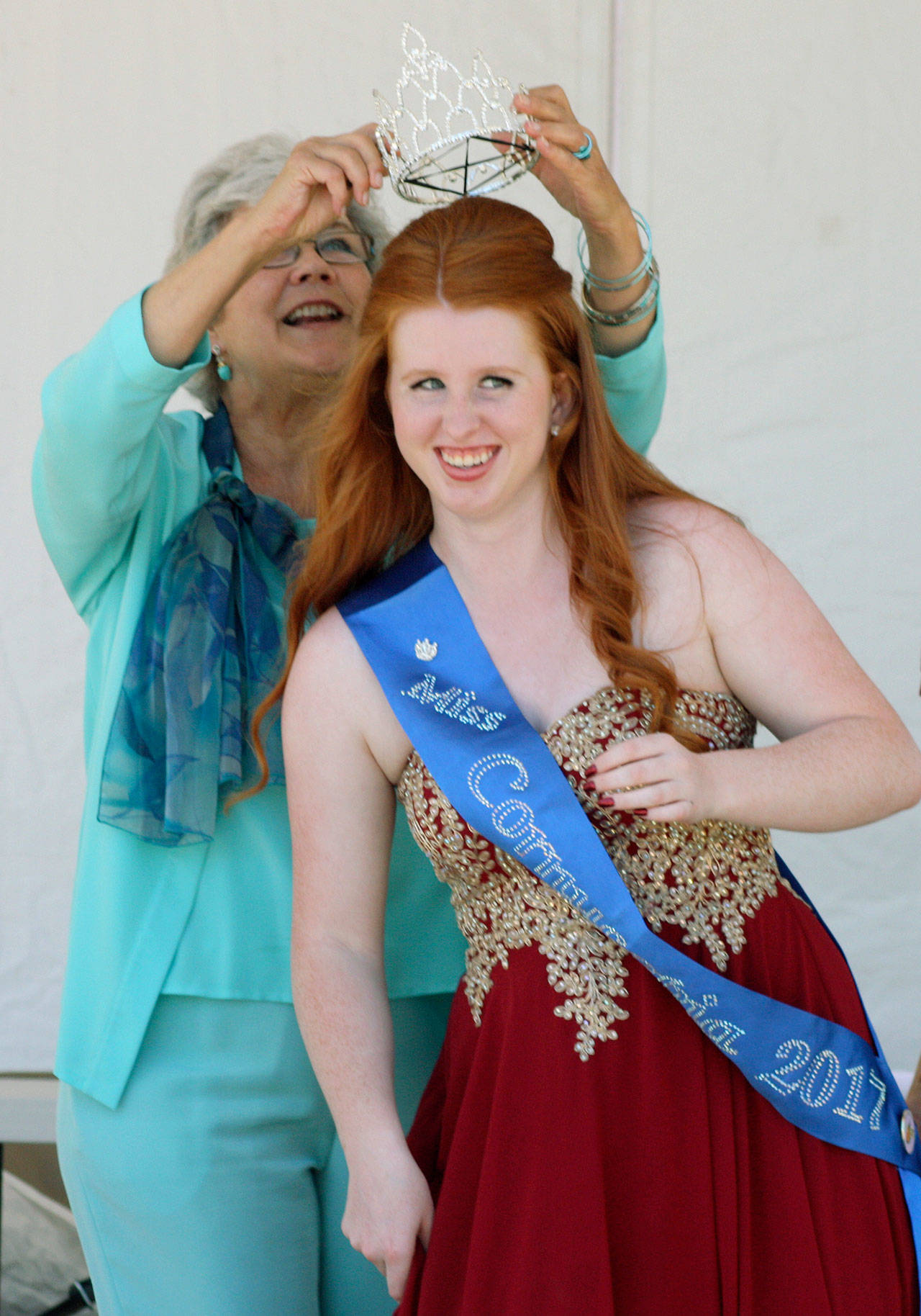 Kent Mayor Suzette Cooke crowns Tara Hoefig as Miss Cornucopia 2017 on Friday at Town Square Plaza. Steve Hunter/Kent Reporter