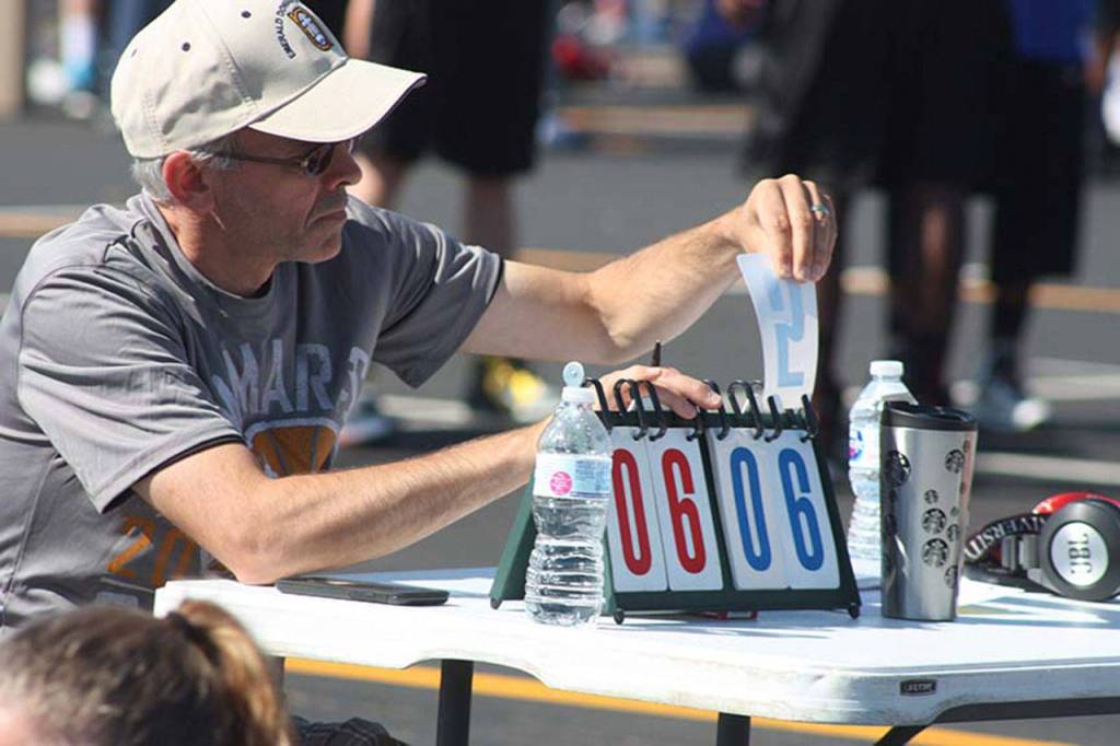 A scorekeeper stays busy. MARK KLAAS, Auburn Reporter