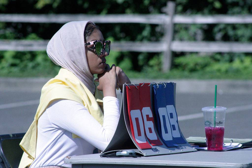 Ayesha Mohamed keeps score. MARK KLAAS, Kent Reporter