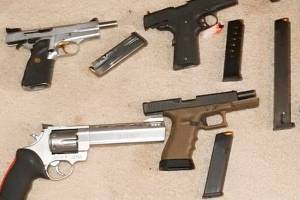 Seattle Police serve narcotics warrant in Kent, man shoots self in leg