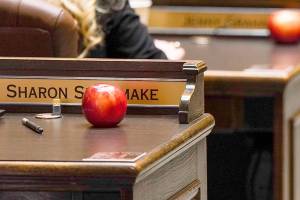 Inslee praises Cosmic Crisp apple team during speech