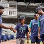 Kingston Edwards, middle, meets Mariners players Justin Dunn, Justus Sheffield and Kyle Lewis when he was announced as one of the Hometown Nine. Photo courtesy of Ben VanHouten, Seattle Mariners
