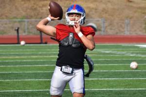 Ben Ray / The Reporter
Quarterback Jayden Saelee warming up.