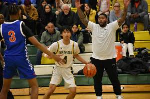 Auburn Mountainview HC Kendall White tires to get his defense to slow down Aidan Flores. Ben Ray / The Reporter