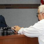 Les Thomas addresses Councilmember Brenda Fincher. STEVE HUNTER, Kent Reporter