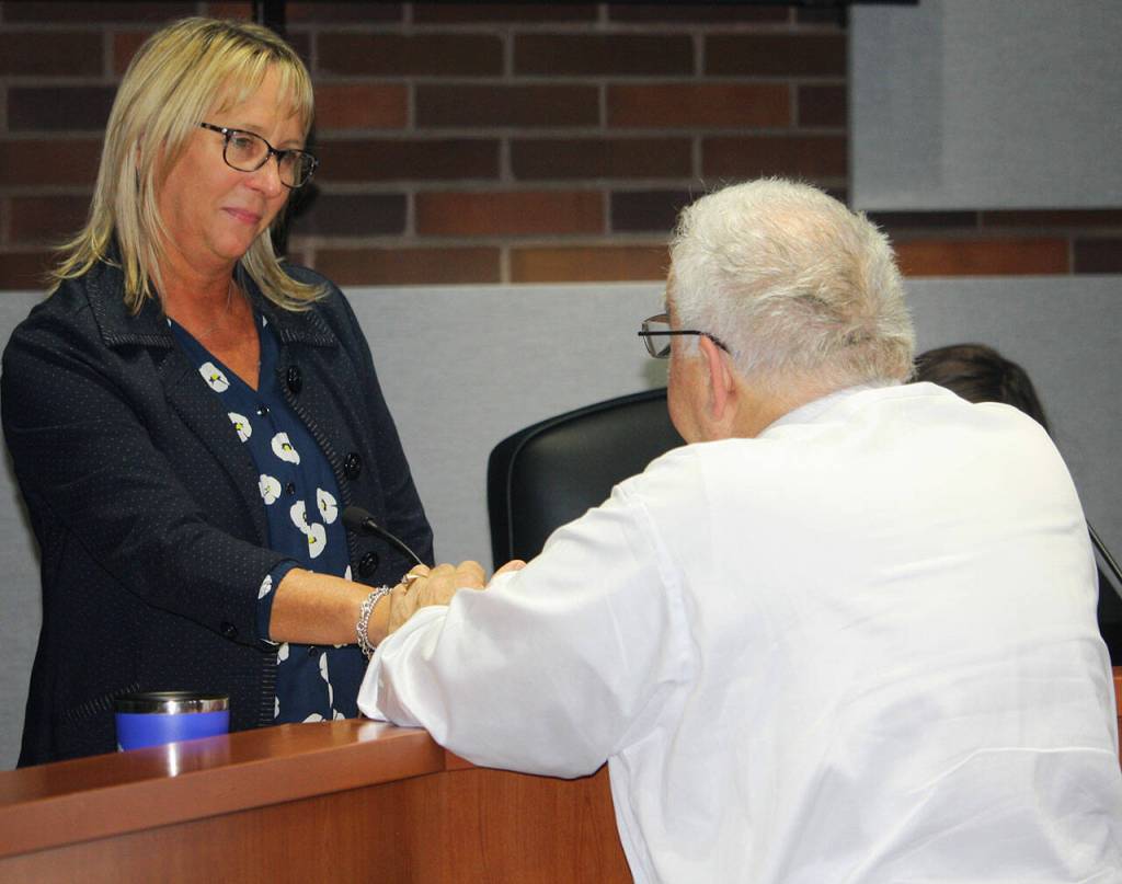 Les Thomas talks to Councilmember Toni Troutner about working with her. STEVE HUNTER, Kent Reporter
