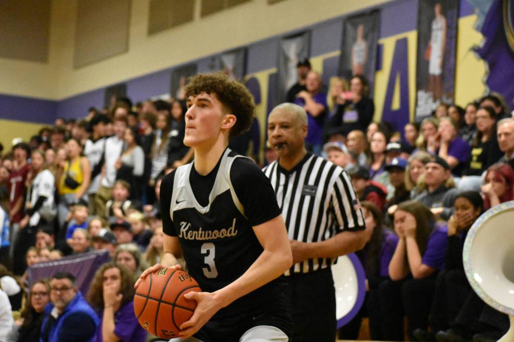 Blake Stempniak sizes up a three pointer in the corner at Sumner High. Ben Ray / The Reporter