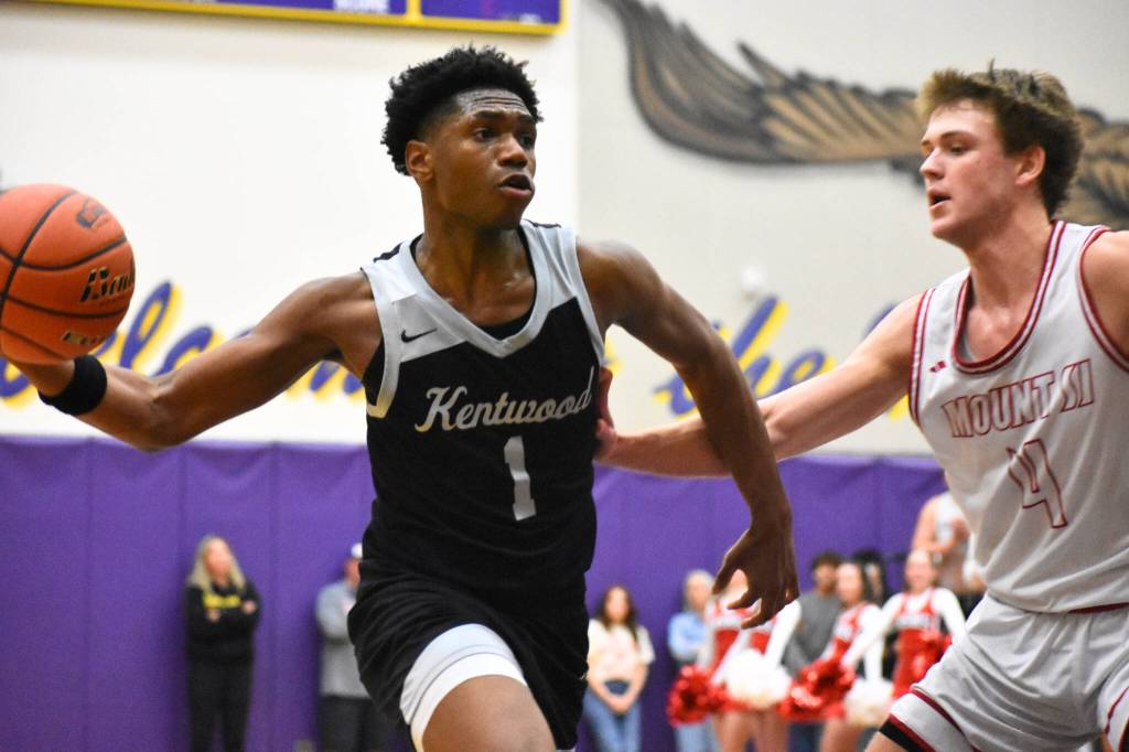 Corey Tita looks for a teammate with a one-handed pass against Mount Si. Ben Ray / The Reporter