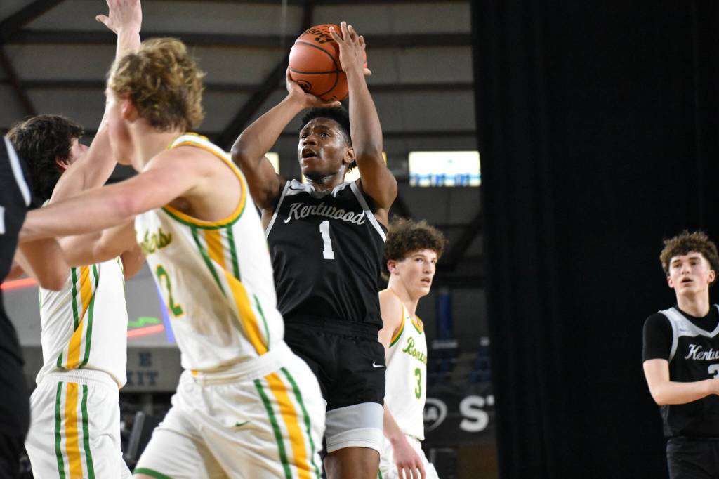 Corey Tita takes a mid-range shot against Richland. Ben Ray / The Reporter