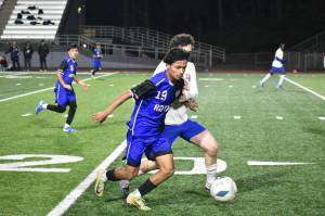 Delano Ruben Valerio chases down the ball against Auburn Mountainview. Ben Ray / The Reporter