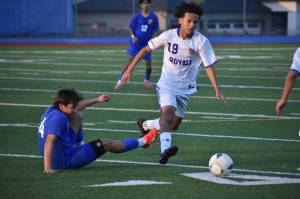 Delano Valerio takes the ball from Auburn Mountainview. Ben Ray / The Reporter