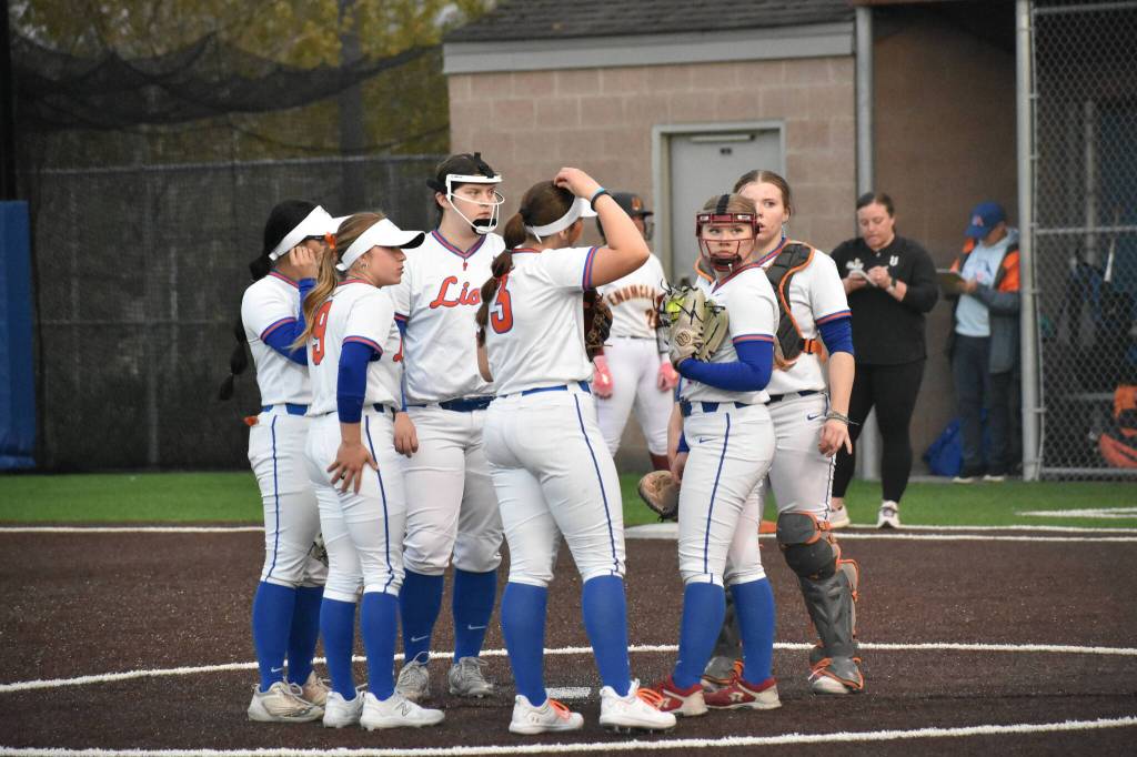 Auburn Mountainview players group up in the circle. Ben Ray / The Reporter