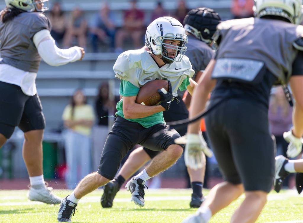 Kentwood player runs with the ball against Auburn Mountainview. Photo provided by Robby Mullikin.