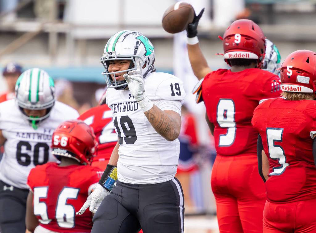 Photo by Robby Mullikin
Andonai Vee wags his finger after a tackle against Kennedy Catholic.