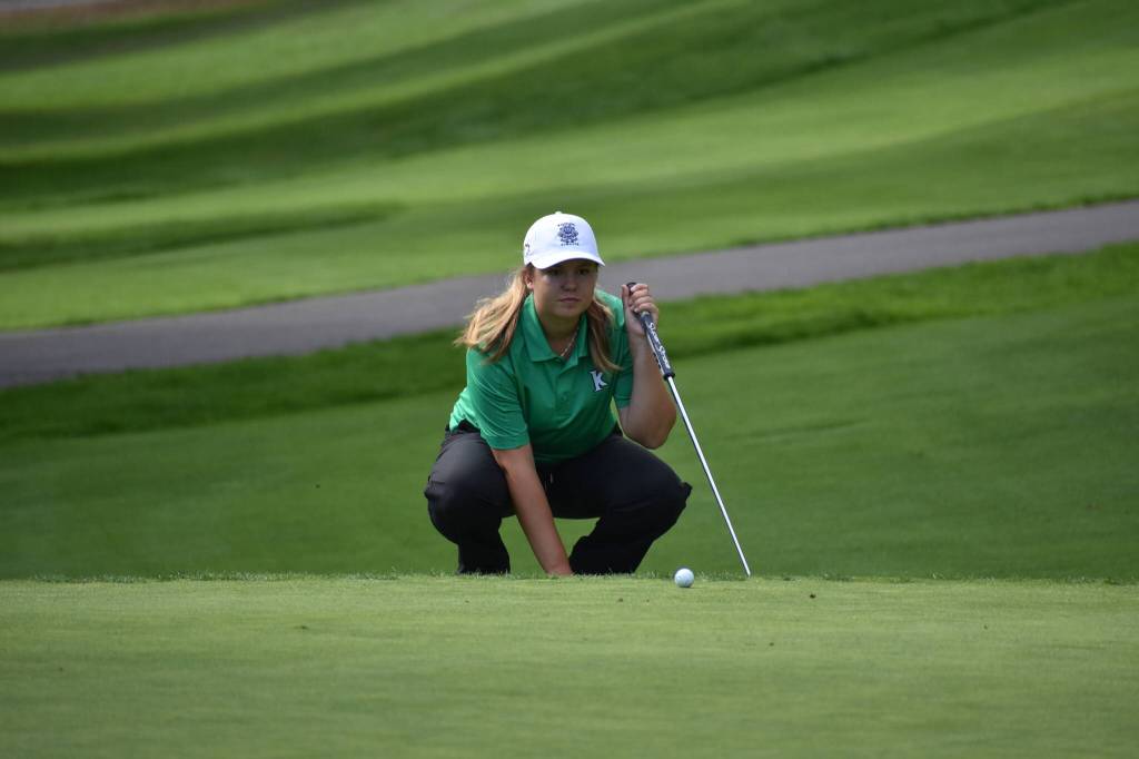 Junior Avery Peterson lines up a putt at Meridian Valley. Photos by Ben Ray / The Reporter