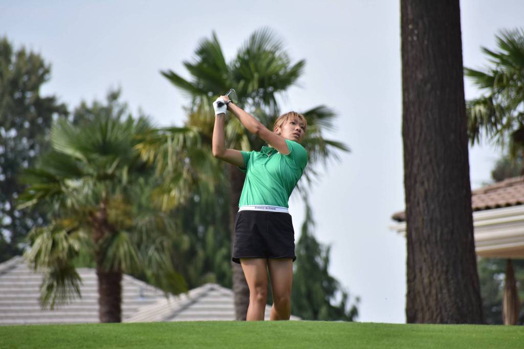 Isabelle Nguyen tees off on the par three at Meridian Valley. Ben Ray / The Reporter