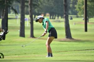 Kallie Phon takes a chip shot for Kentwood. Ben Ray / The Reporter