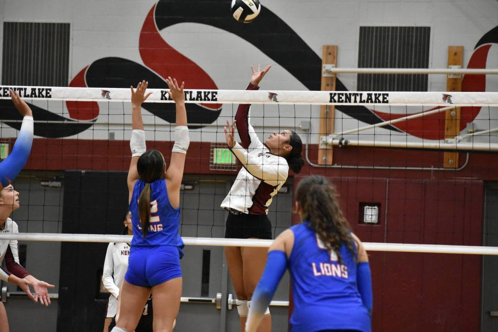 Freshman Yvie Nimmons goes up for a kill against Auburn Mountainview. Ben Ray / The Reporter