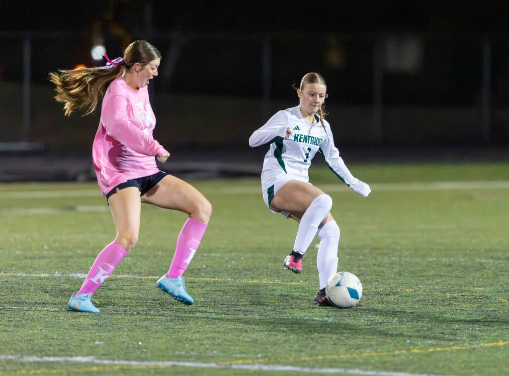 Janae Stephenson tries to flip her direction with the ball. Photo by Robby Mullikin